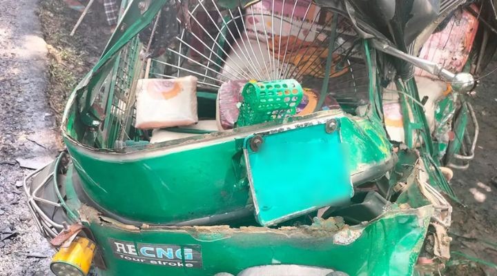 শ্রীপুরে মাটিবাহী ডাম্প ট্রাকের ধাক্কায় অটোরিকশা উল্টে ৫ এসএসসি পরিক্ষার্থী আহত